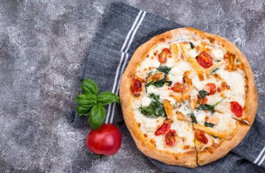 Domatesli İtalyan pizzası, mozarella ve tavuk.
