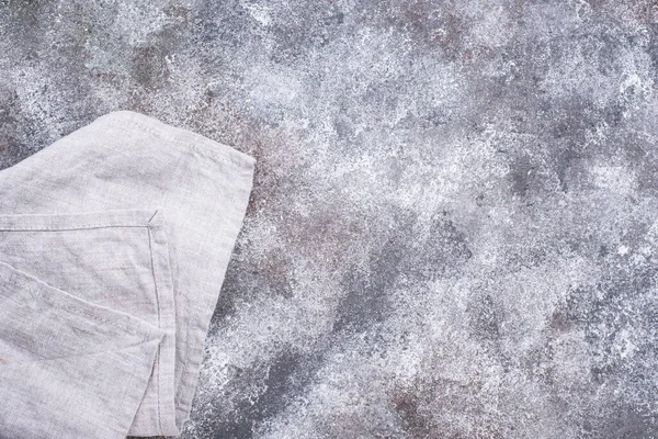 Linnen servet of handdoek op grijze keukentafel — Stockfoto