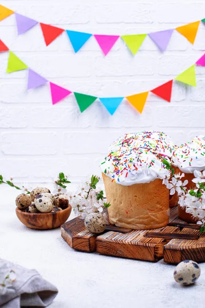 Традиционный пасхальный торт кулич с начинкой — стоковое фото