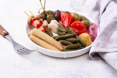 Salamuraya yatırılmış sebze turşusu..