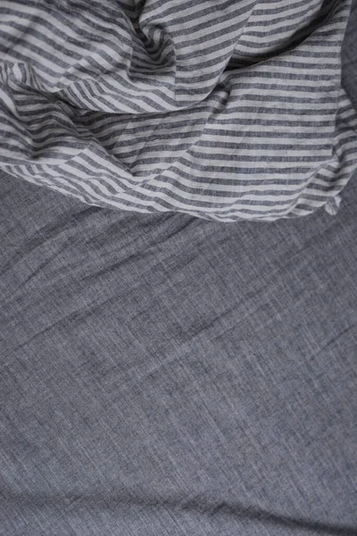 Cama com almofadas e um cobertor — Fotografia de Stock