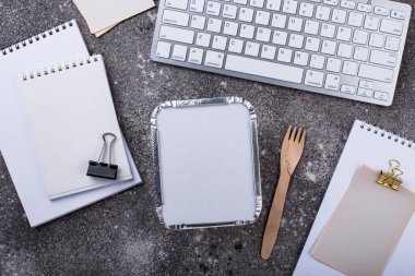 Yemek teslimatı konsepti. Konteynırda yemek