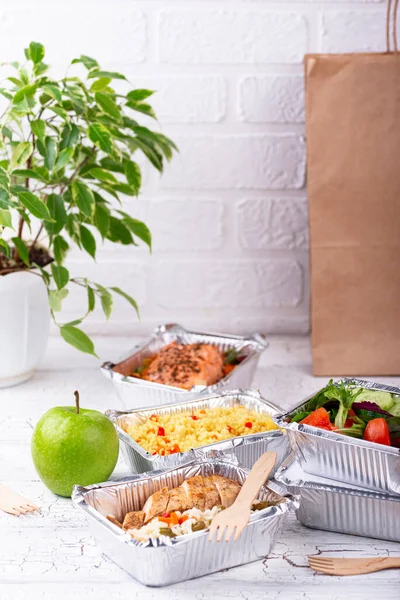 Concepto de entrega de alimentos. Almuerzo en contenedor —  Fotos de Stock