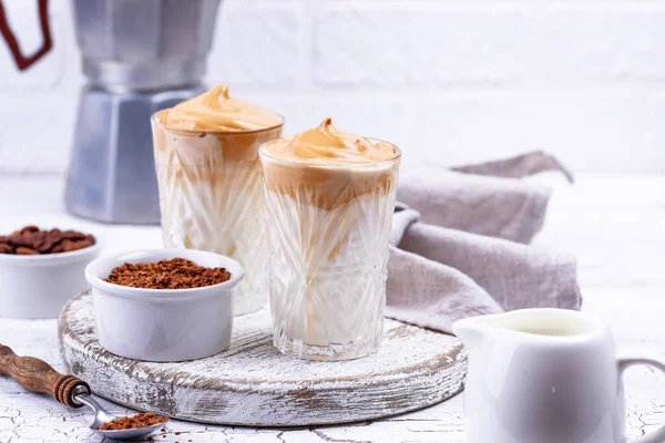Dalgona café chicoteado com leite — Fotografia de Stock
