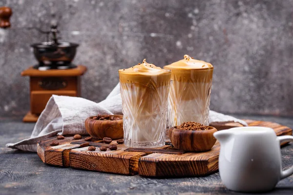 Dalgona взбитые кофе с молоком — стоковое фото