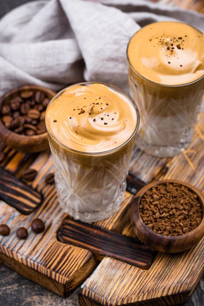Dalgona kopi dicambuk dengan susu — Stok Foto