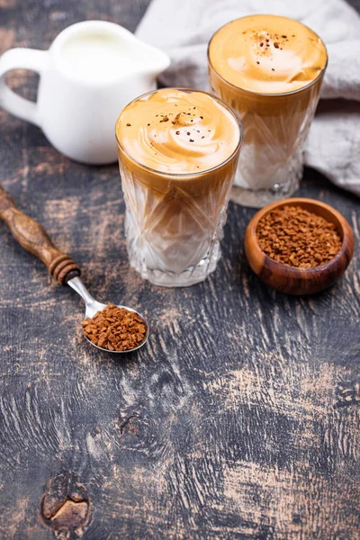 Dalgona kopi dicambuk dengan susu — Stok Foto
