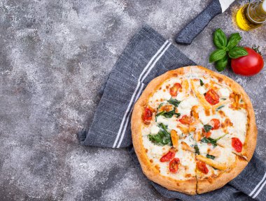 Domatesli İtalyan pizzası, mozarella ve tavuk.