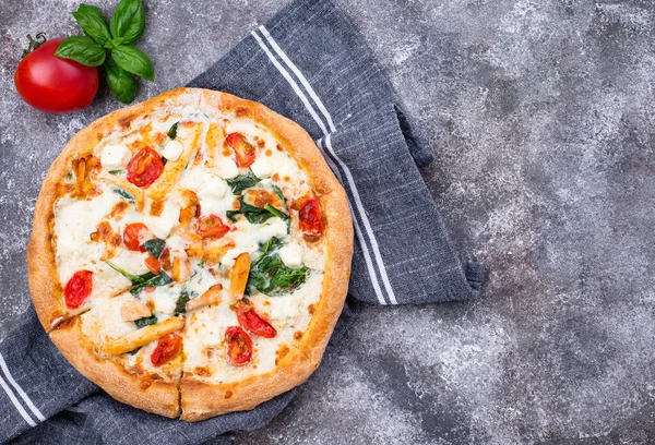 Італійська піца з помідором, моцареллою і куркою. — стокове фото