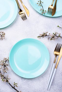 Çiçek açan dallı bahar masası.