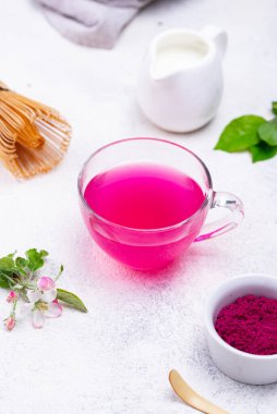 Ejderha meyvesinden pembe kibrit çayı