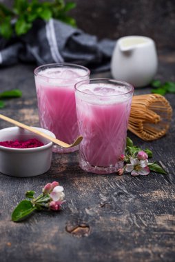 Sütlü pembe kibrit buzlu latte.