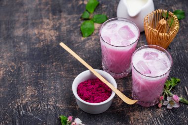 Sütlü pembe kibrit buzlu latte.