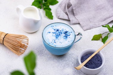 Sütlü mavi kibrit latte.