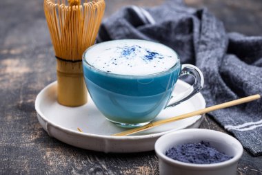 Sütlü mavi kibrit latte.