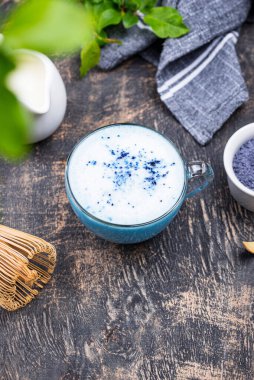 Sütlü mavi kibrit latte.