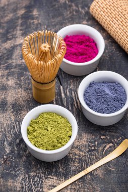 Yeşil, mavi ve pembe kibrit tozu