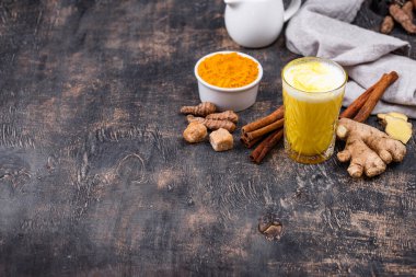 Baharatlı zerdeçal altın sütü