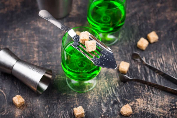 Verre d'absinthe au sucre de canne — Photo