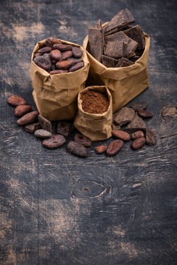 Doğal kakao tozu, kakao çekirdeği ve çikolata.