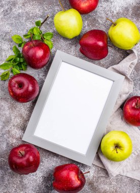 Taze kırmızı ve yeşil olgun elmalar.