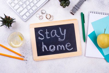 Evde kal ve uzaktan konsept çalış.