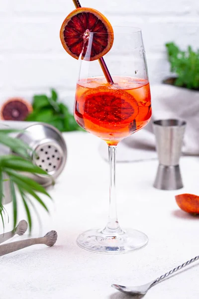 Aperol coquetel de spritz com laranja sangue — Fotografia de Stock