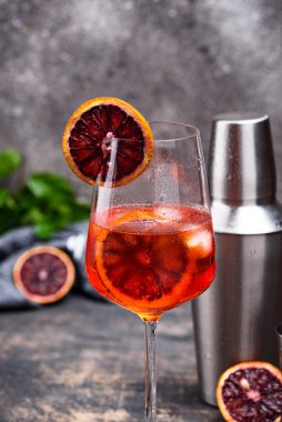 Kan portakallı Aperol sprey kokteyli.