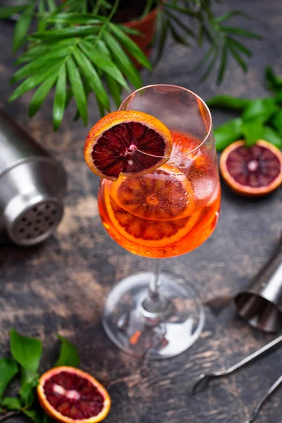 Aperol coquetel de spritz com laranja sangue — Fotografia de Stock