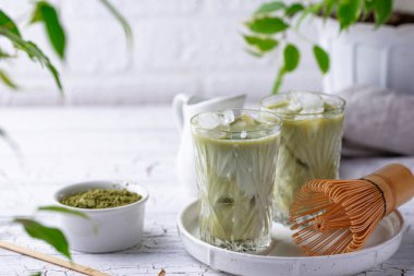 Süt ve buzlu soğuk kibrit çayı