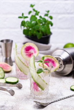 Salatalık ve turplu kokteyl.