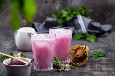 Sütlü pembe kibrit buzlu latte.