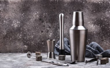 Kokteyl yapmak için farklı bar araçları