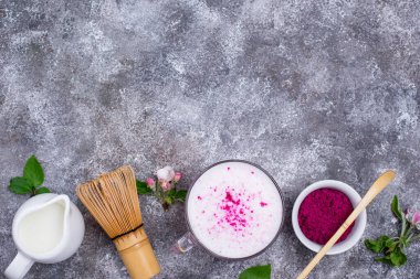 Sütlü pembe kibrit latte.