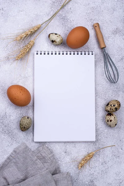 Conceito de cozedura com ovos e batedeira — Fotografia de Stock