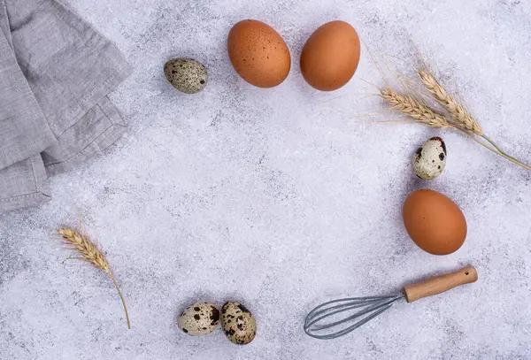 Sütési koncepció tojással és habverővel — Stock Fotó