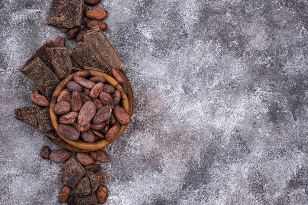 Natürliches Kakaopulver, Kakaobohnen und Schokolade — Stockfoto
