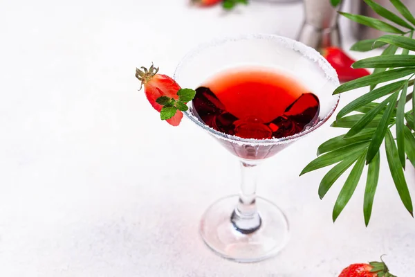 Çilekli martini. Tatlı yaz kokteyli — Stok fotoğraf