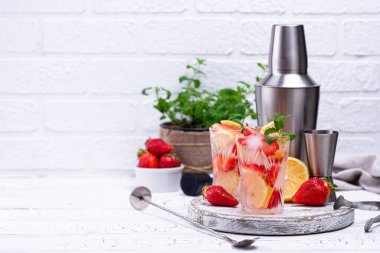 Limonlu çilekli limonata.