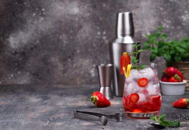 Serinletici soğuk yaz çilekli kokteyli