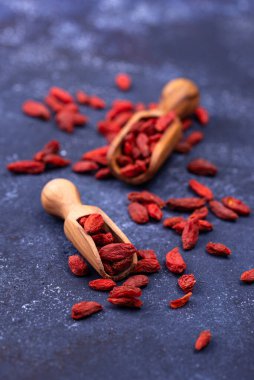 Mavi arka planda Goji üzümü