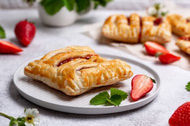 Çilekli tatlı puf böreği.