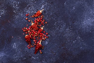 Kırmızı sıcak kurutulmuş kırmızı biber mavi arka planda
