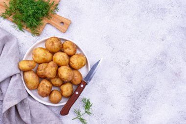 Pişmemiş taze patates ve dereotu.