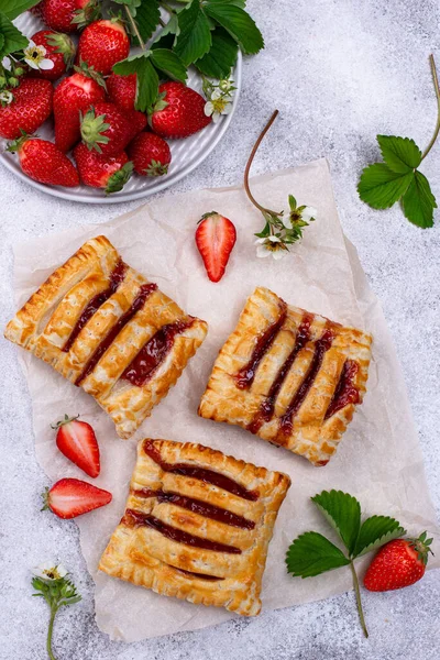 Sweet puff pastry cakes with strawberry — Stock Photo, Image