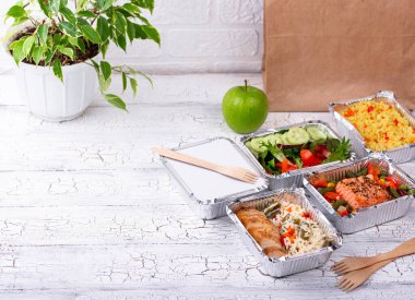 Yemek teslimatı konsepti. Konteynırda yemek