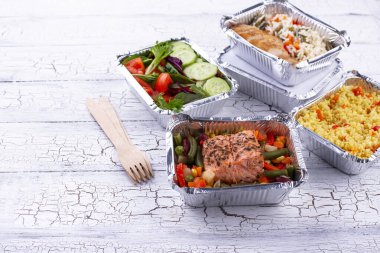 Yemek teslimatı konsepti. Konteynırda yemek