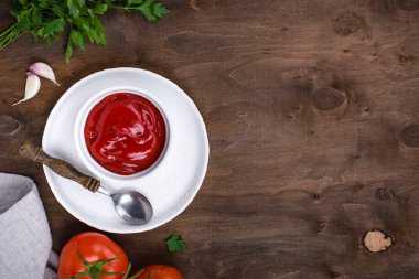 Sarımsaklı taze ev yapımı domates sosu.