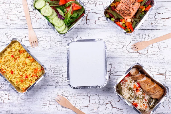 Voedselleveringsconcept. Lunch in een container — Stockfoto