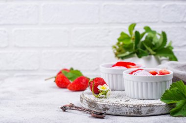 Beyaz kasede çilekli dondurma.